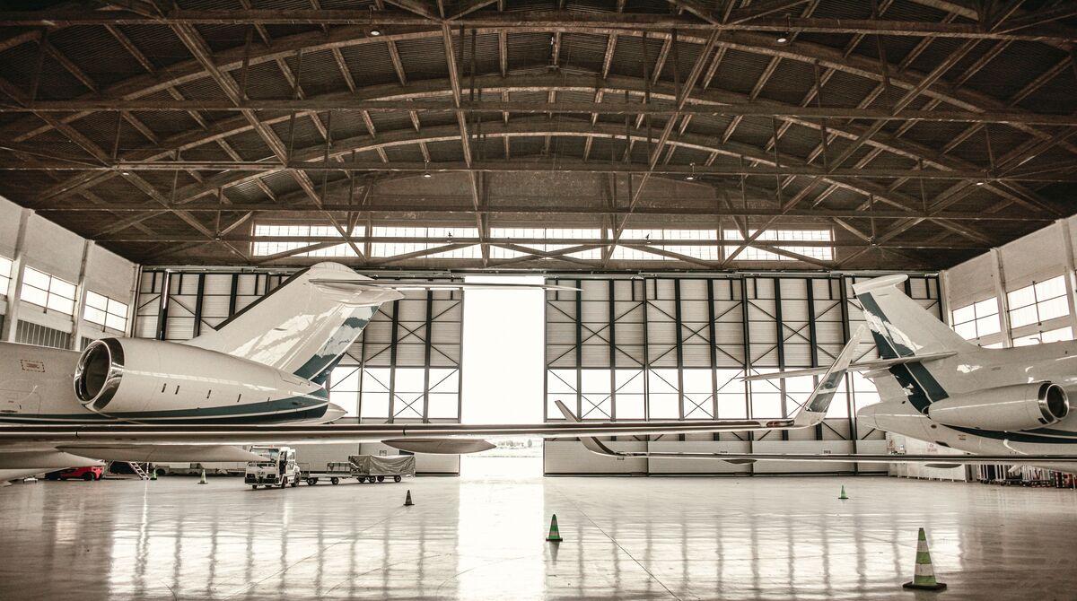 Should private jet travel be banned for environmental reasons?