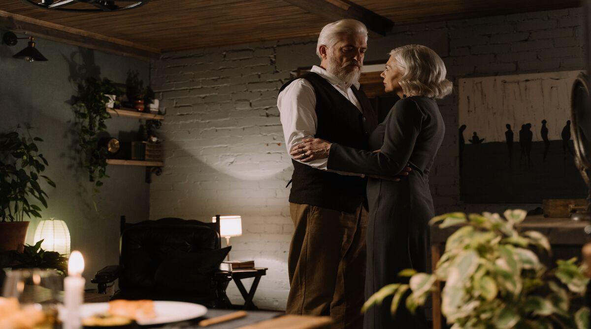 Should people be encouraged to date within similar life stages only?