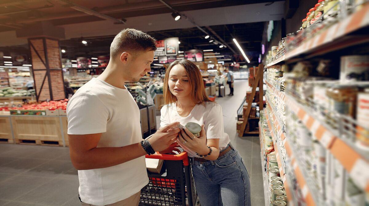 Should supermarkets be legally required to sell food that is close to its expiration date at a discount?