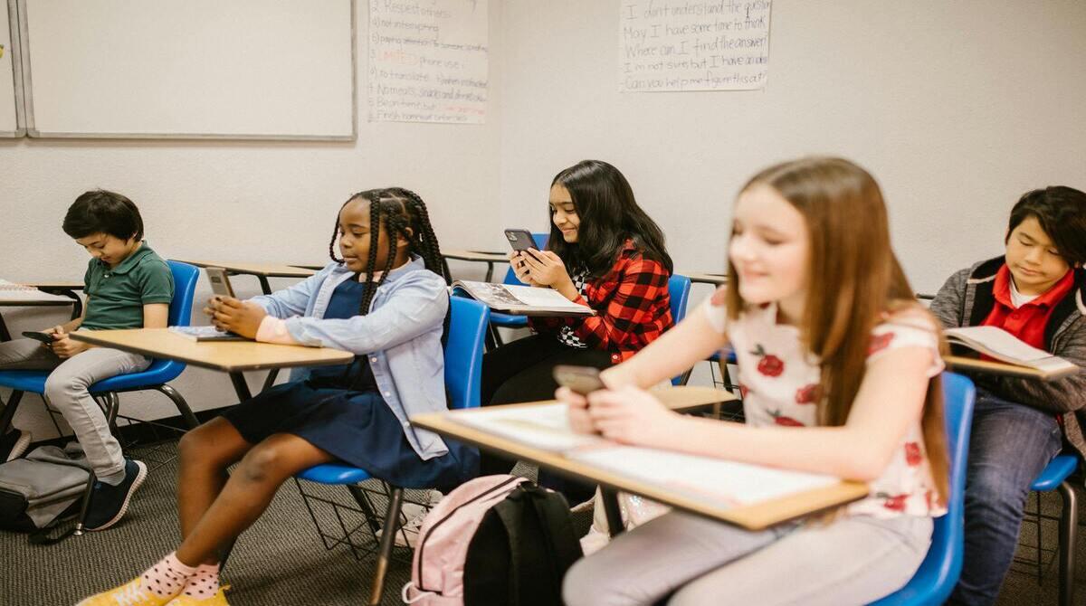 Should Schools Ban the Use of Smartphones in Classrooms?