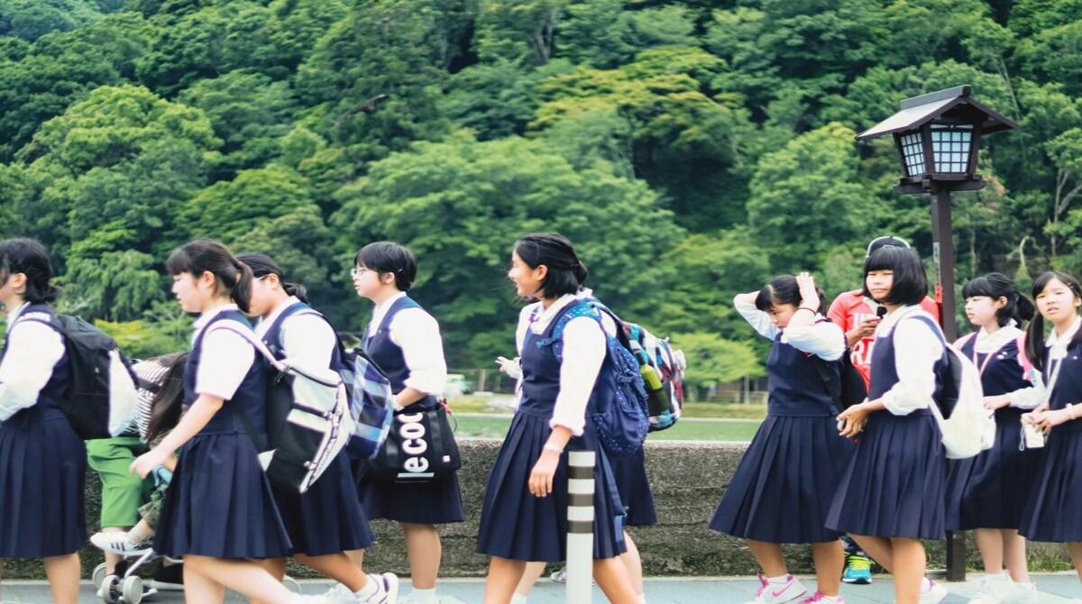 Should school have uniforms?