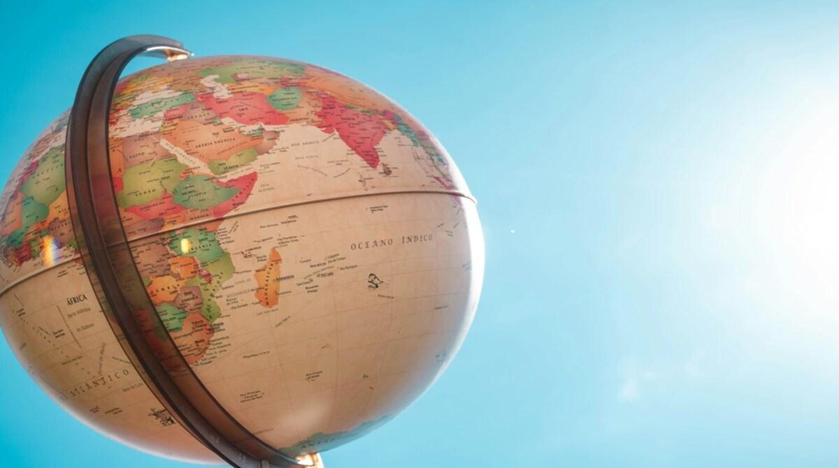 Should There Be a Universal Language for Global Communication?